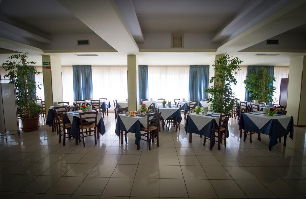 Hotel Gabbiano Porto San Giorgio Ngoại thất bức ảnh