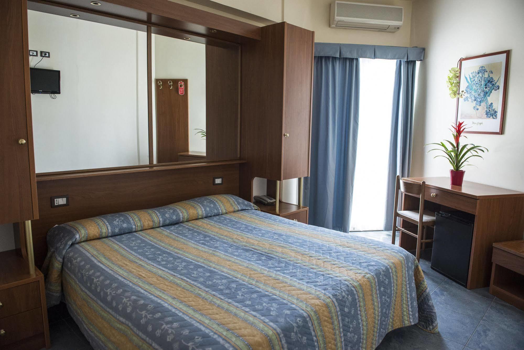 Hotel Gabbiano Porto San Giorgio Ngoại thất bức ảnh